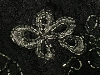 Vestido negro encaje con pedrería