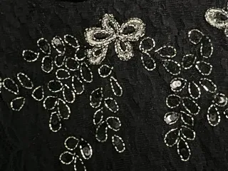 Vestido negro encaje con pedrería