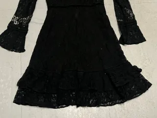 Vestido negro encaje con pedrería