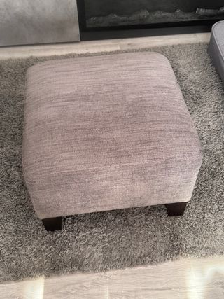 Solo oggi! Pouf poggiapiedi grigio in tessuto.