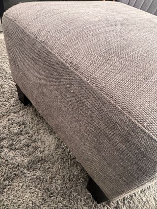 Solo oggi! Pouf poggiapiedi grigio in tessuto.