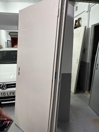 Puerta de trastero metálica