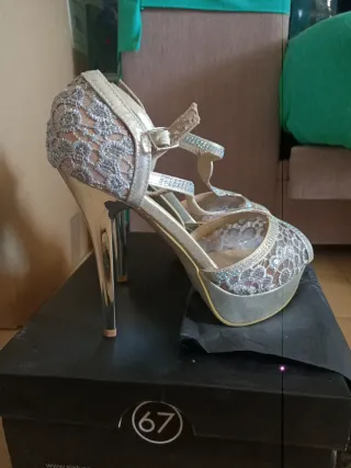 Zapatos de tacón plateados con pedrería y encaje