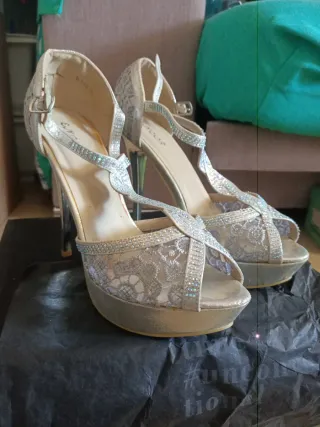 Zapatos de tacón plateados con pedrería y encaje