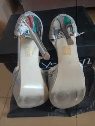 Zapatos de tacón plateados con pedrería y encaje