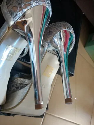 Zapatos de tacón plateados con pedrería y encaje