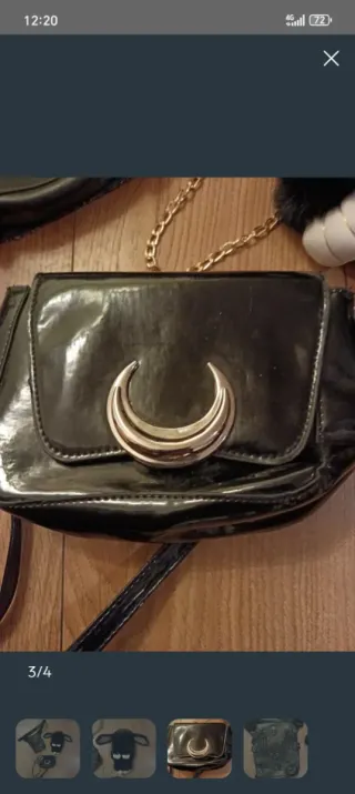 Bolso negro brillante con cadena dorada luna