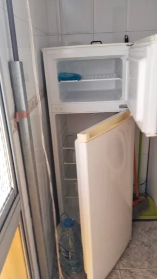 Nevera pequeña blanca