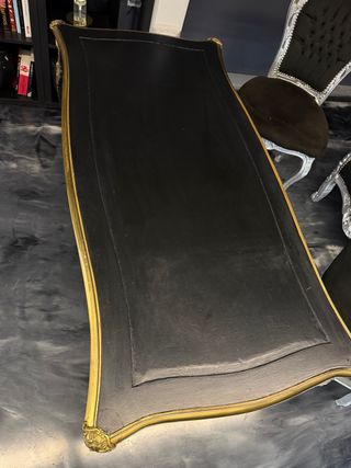 Mesa y 3 Sillas Clásicas Negras y Doradas