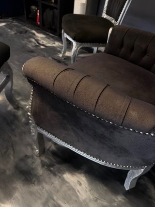 Mesa y 3 Sillas Clásicas Negras y Doradas