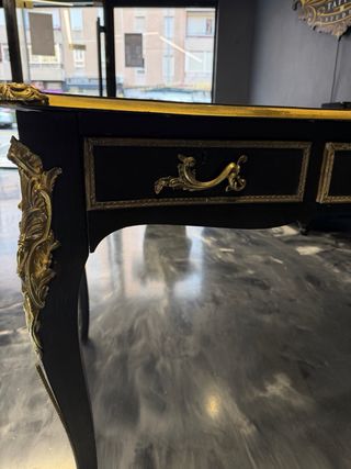 Mesa y 3 Sillas Clásicas Negras y Doradas