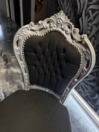 Mesa y 3 Sillas Clásicas Negras y Doradas