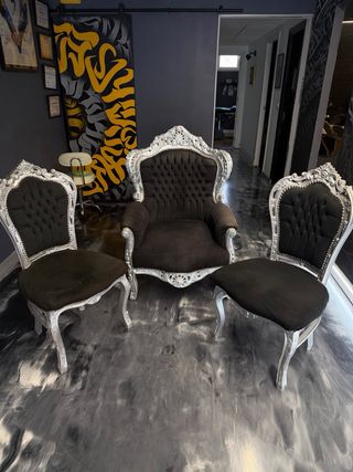 Mesa y 3 Sillas Clásicas Negras y Doradas