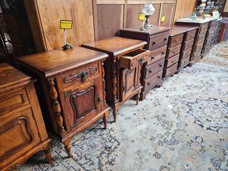 Mesas de cabeceira antigas - Valor unitário