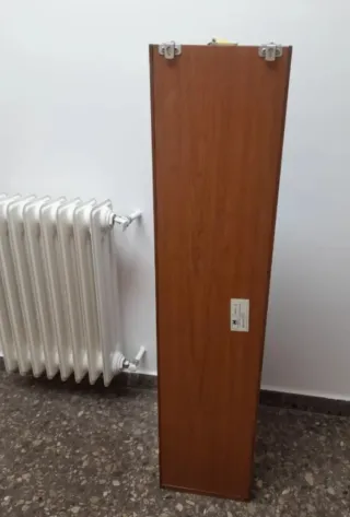 Mueble de baño madera y cristal.