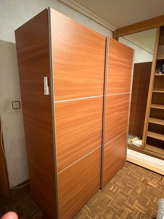 Guardaroba Ikea con porte scorrevoli in legno