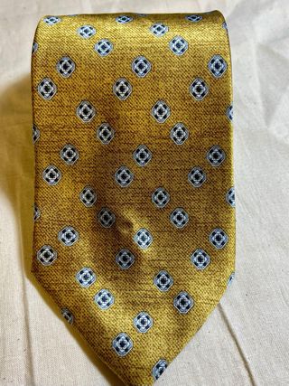 Corbata dorada con estampado geométrico