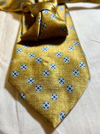 Corbata dorada con estampado geométrico