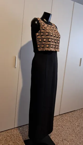 Vestido largo negro con top beige