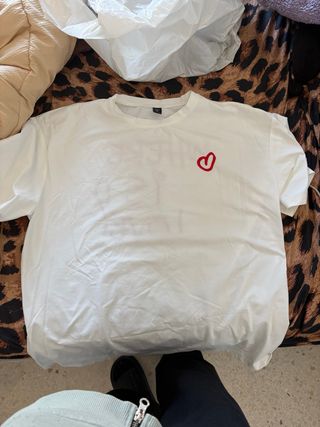 Camiseta blanca con corazón rojo