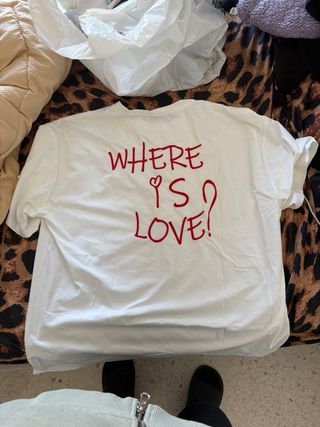 Camiseta blanca con corazón rojo