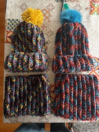 Gorros y bufandas de lana hechos a mano