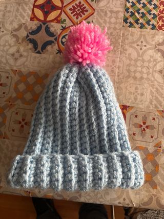 Gorros y bufandas de lana hechos a mano