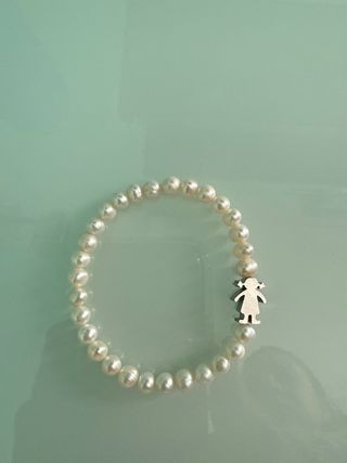 Pulsera de perlas con charm de niña