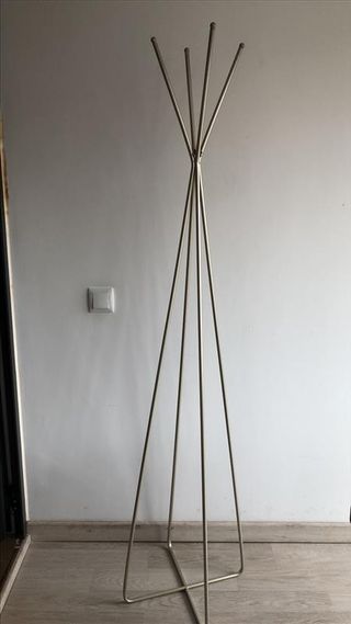 Perchero de pie metálico plateado