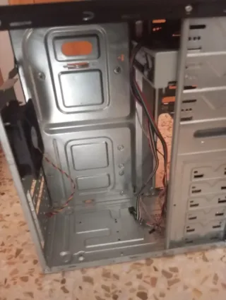 Torre PC Tacens con disquetera