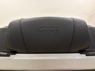 Pack GIVI V47NN: Baúl+Respaldo+ Soporte M5 + Forro