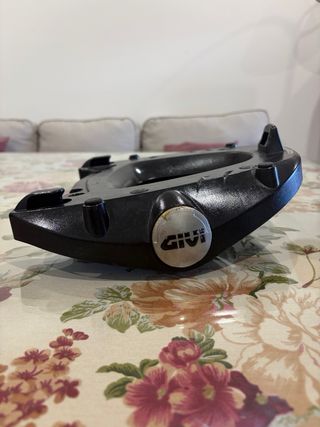 Pack GIVI V47NN: Baúl+Respaldo+ Soporte M5 + Forro