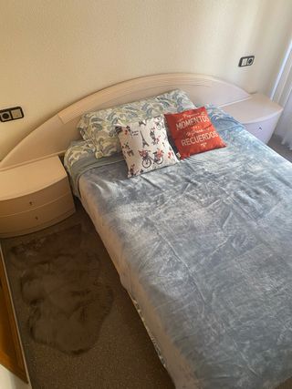 Somier con 2 mesitas, colchón y cabezal