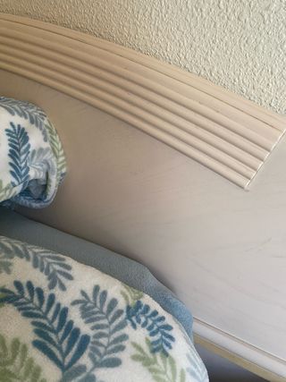 Somier con 2 mesitas, colchón y cabezal