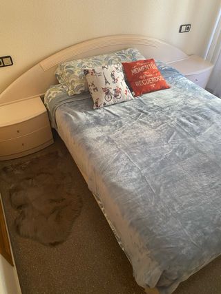 Somier con 2 mesitas, colchón y cabezal