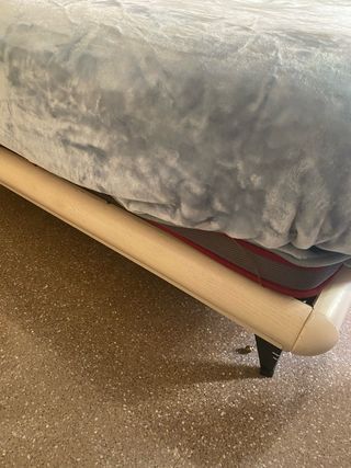 Somier con 2 mesitas, colchón y cabezal