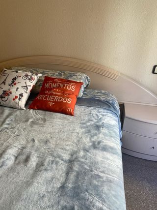 Somier con 2 mesitas, colchón y cabezal