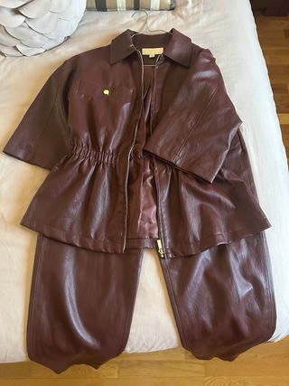 Traje polipiel Zara burdeos