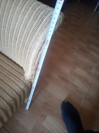 Sillón de mimbre beige y marrón 45por 87 de largo