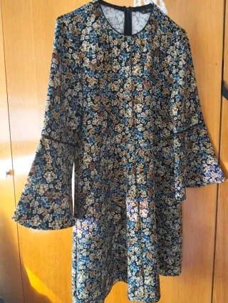 Vestido negro con estampado floral