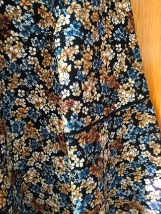 Vestido negro con estampado floral