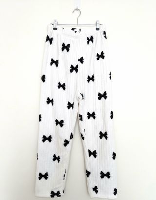 Pijama blanco con lazos negros