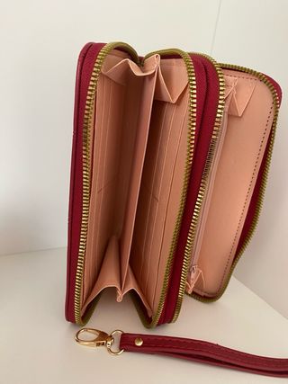 Cartera de mano roja con logo