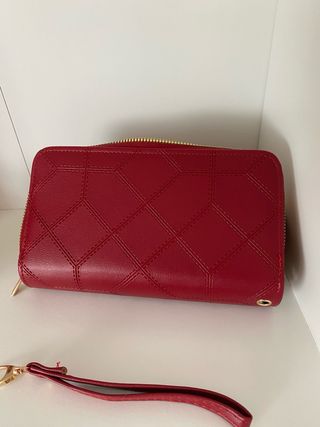 Cartera de mano roja con logo