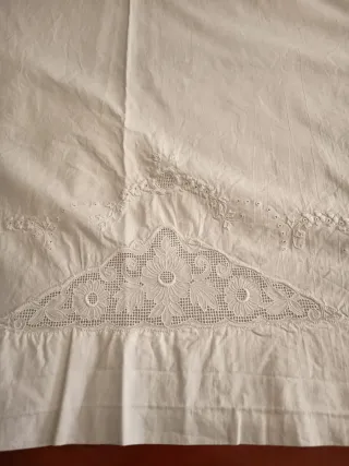 Sábana antigua de algodón con bordado