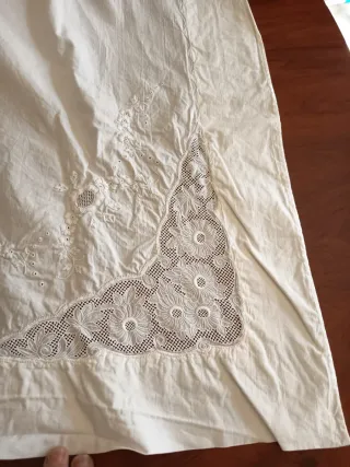 Sábana antigua de algodón con bordado