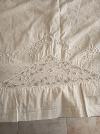 Sábana antigua de algodón con bordado