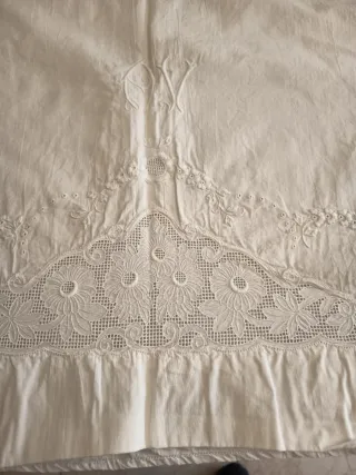 Sábana antigua de algodón con bordado