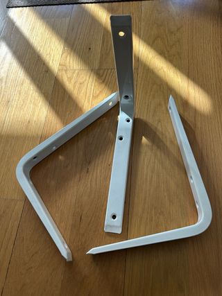 Supporti per scaffali metallici bianchi