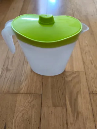 Jarra de plástico con tapa verde